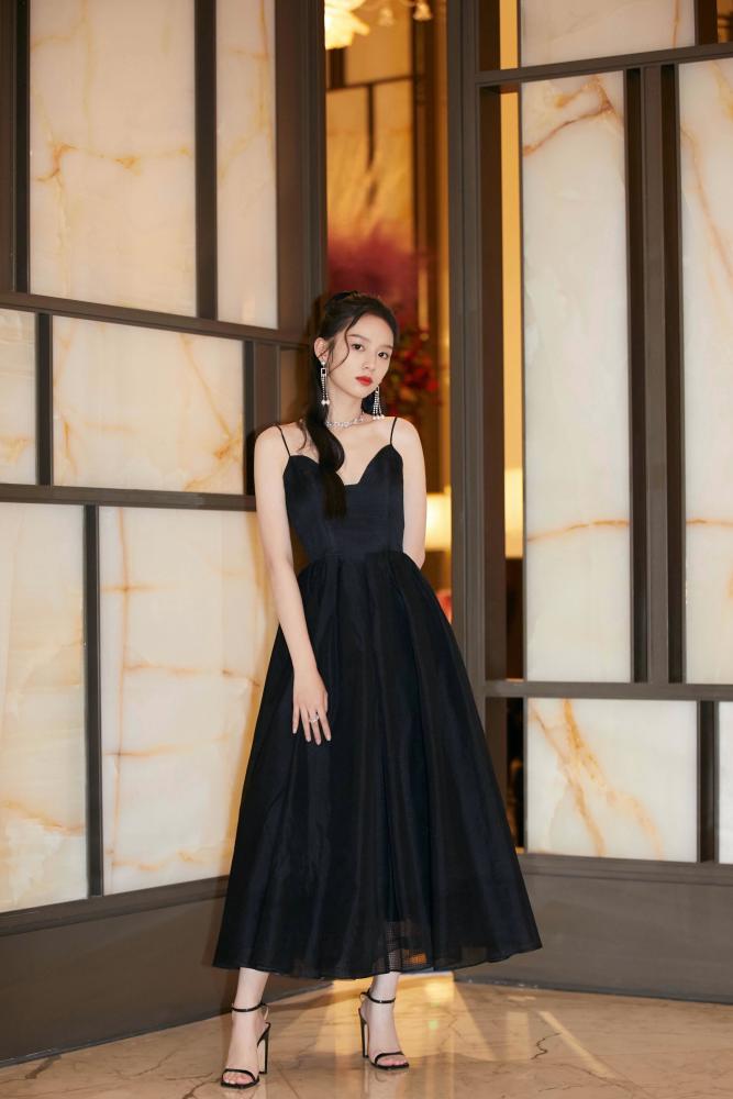 周也活动写真，绿色连衣裙配绿色眼影港风复古美女即视感