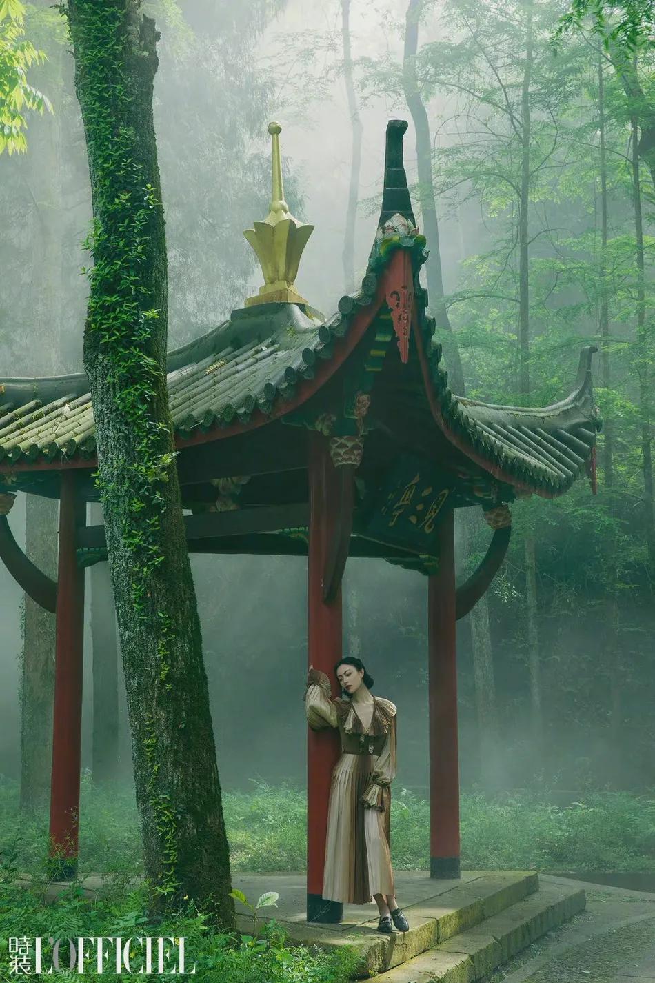 倪妮水墨眉妆容颇有古典美女风韵!她雪肤水嫩性感撩人