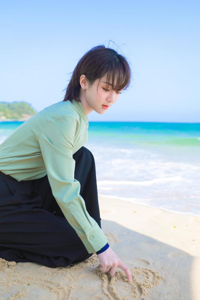 杨紫最新造型蓝绿抹胸礼服显优美肩颈线，宛如精灵