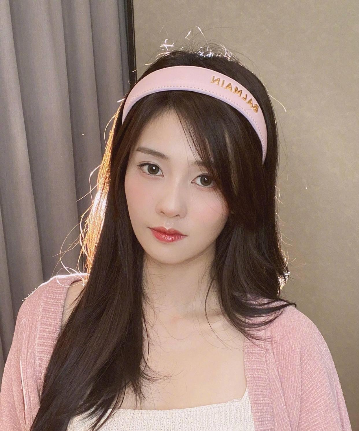 白鹿海边最新写真图片,碎花抹胸裙衬的皮肤发白,越来越好看