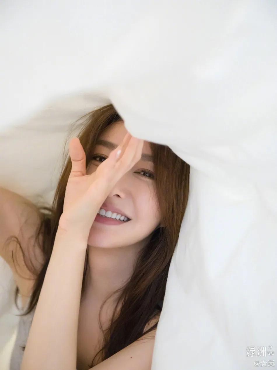 秦岚夏日写真太美艳！冰肌玉骨俏脸娇嫩性感迷人