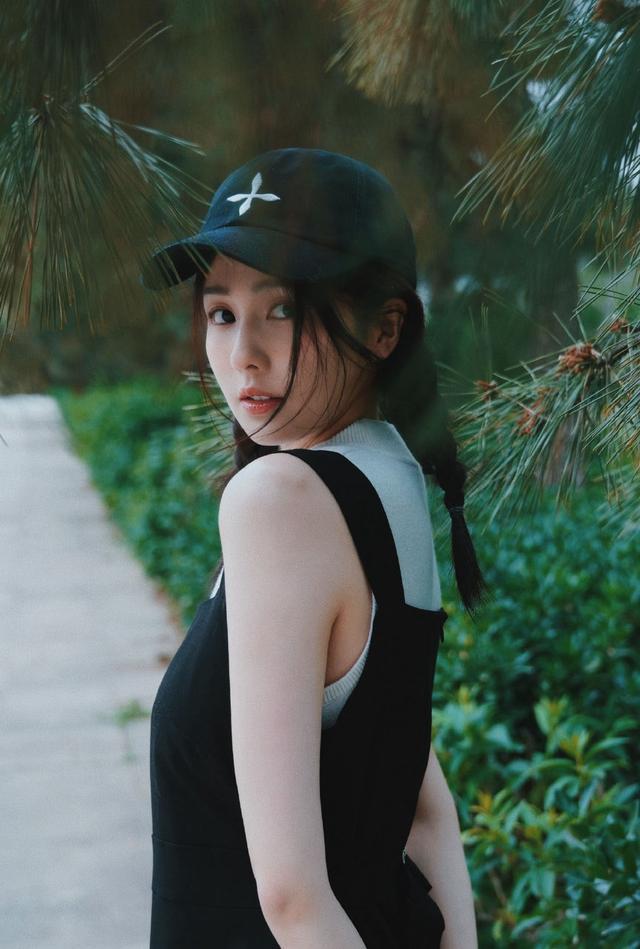 白鹿两件衣服叠穿也不忘秀蛮腰,配麻花辫太显嫩