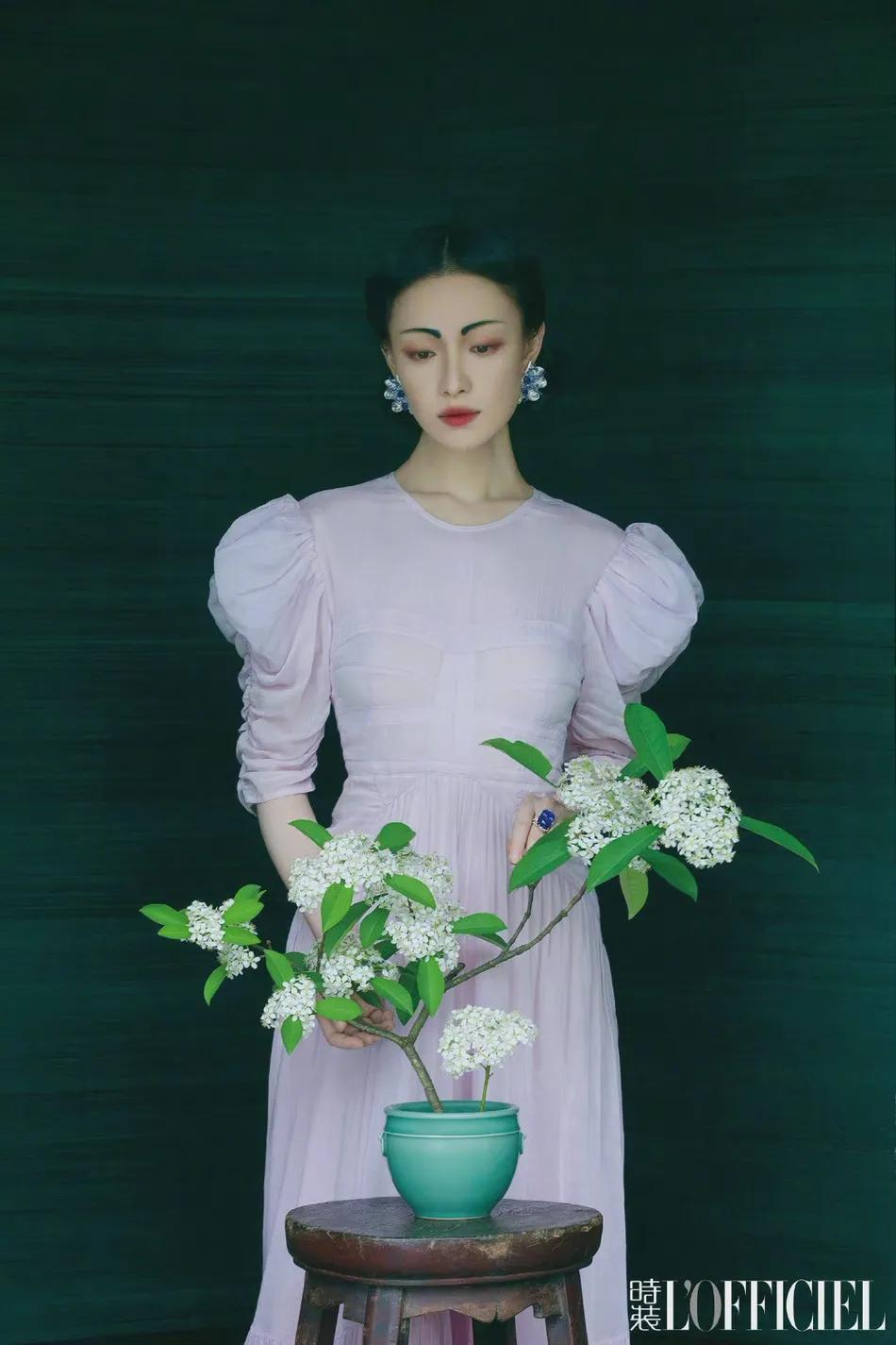 倪妮水墨眉妆容颇有古典美女风韵!她雪肤水嫩性感撩人