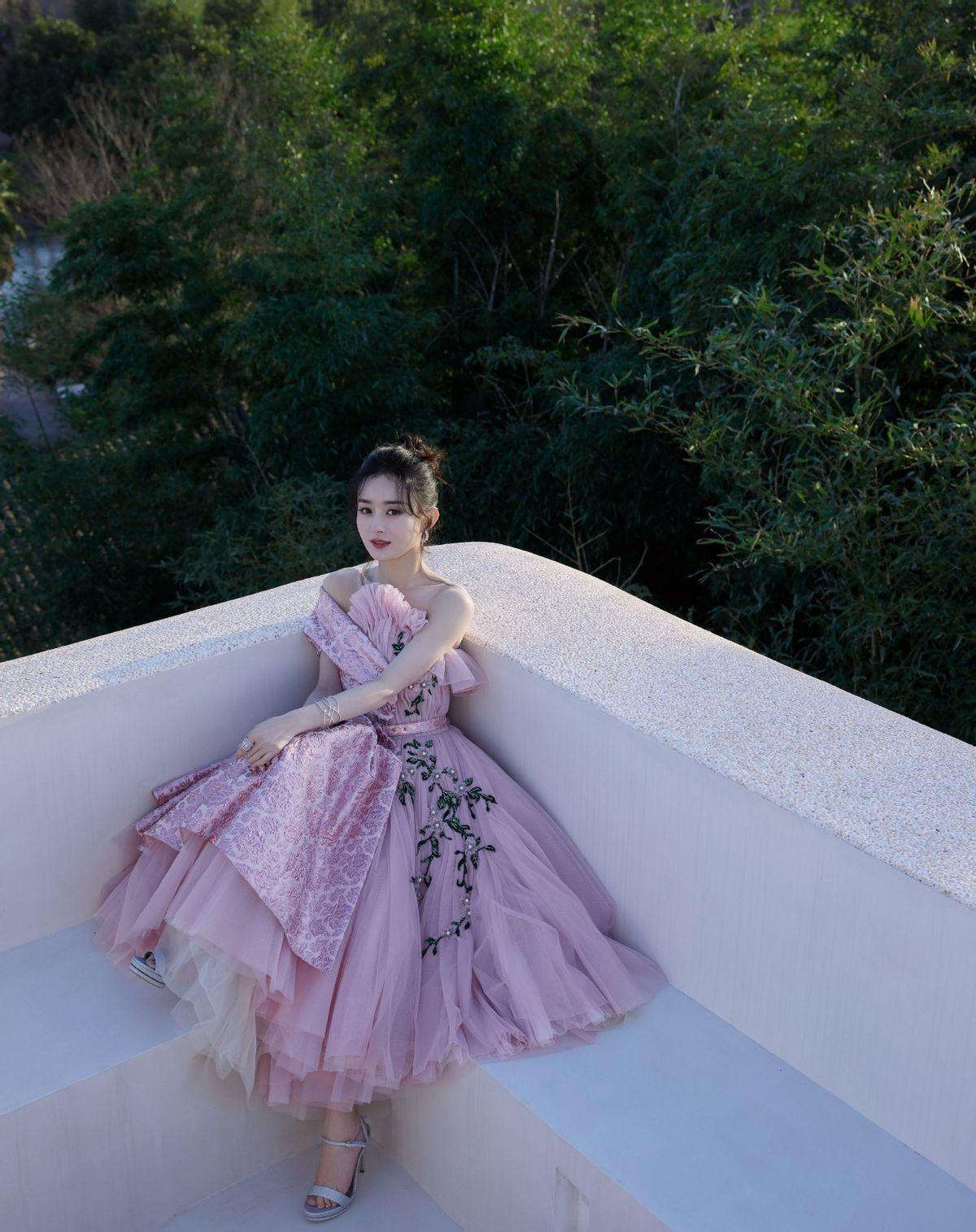 赵丽颖离婚后首晒照,穿绿色包臀裙美得不像孩子妈妈