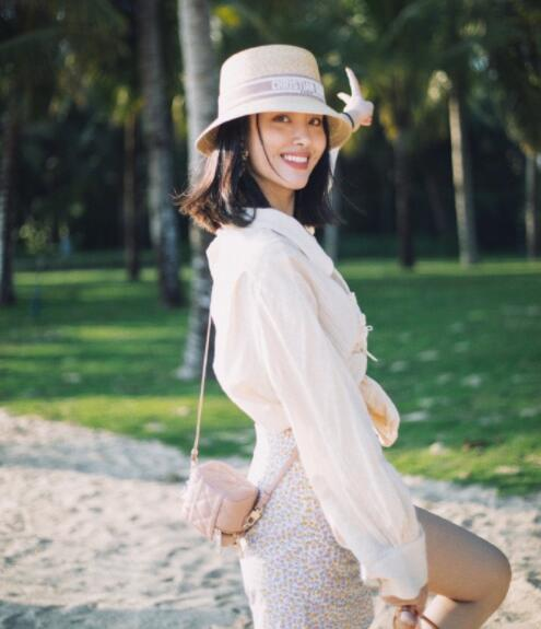 杨采钰度假私服来了!这是不是你理想中的度假风?