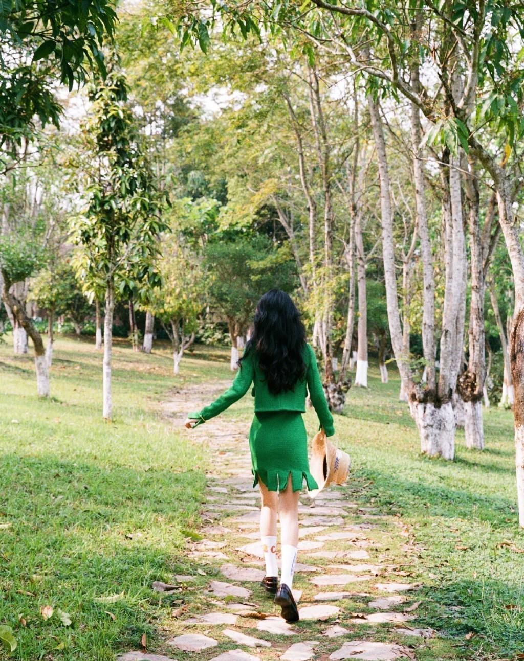 赵丽颖离婚后首晒照,穿绿色包臀裙美得不像孩子妈妈