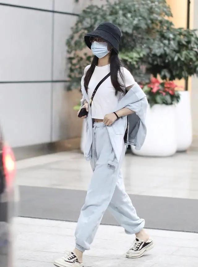 赵丽颖离婚后首晒照,穿绿色包臀裙美得不像孩子妈妈