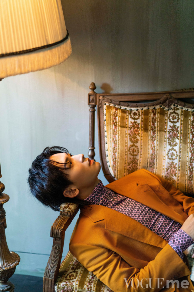 张哲瀚钟楚曦合体拍封面,男星玩侧颜杀,女星时尚感直追2位花旦