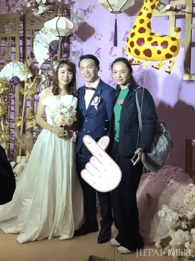 同样是参加婚礼,姚晨素颜怕抢新娘风头,对比古力娜扎见人品