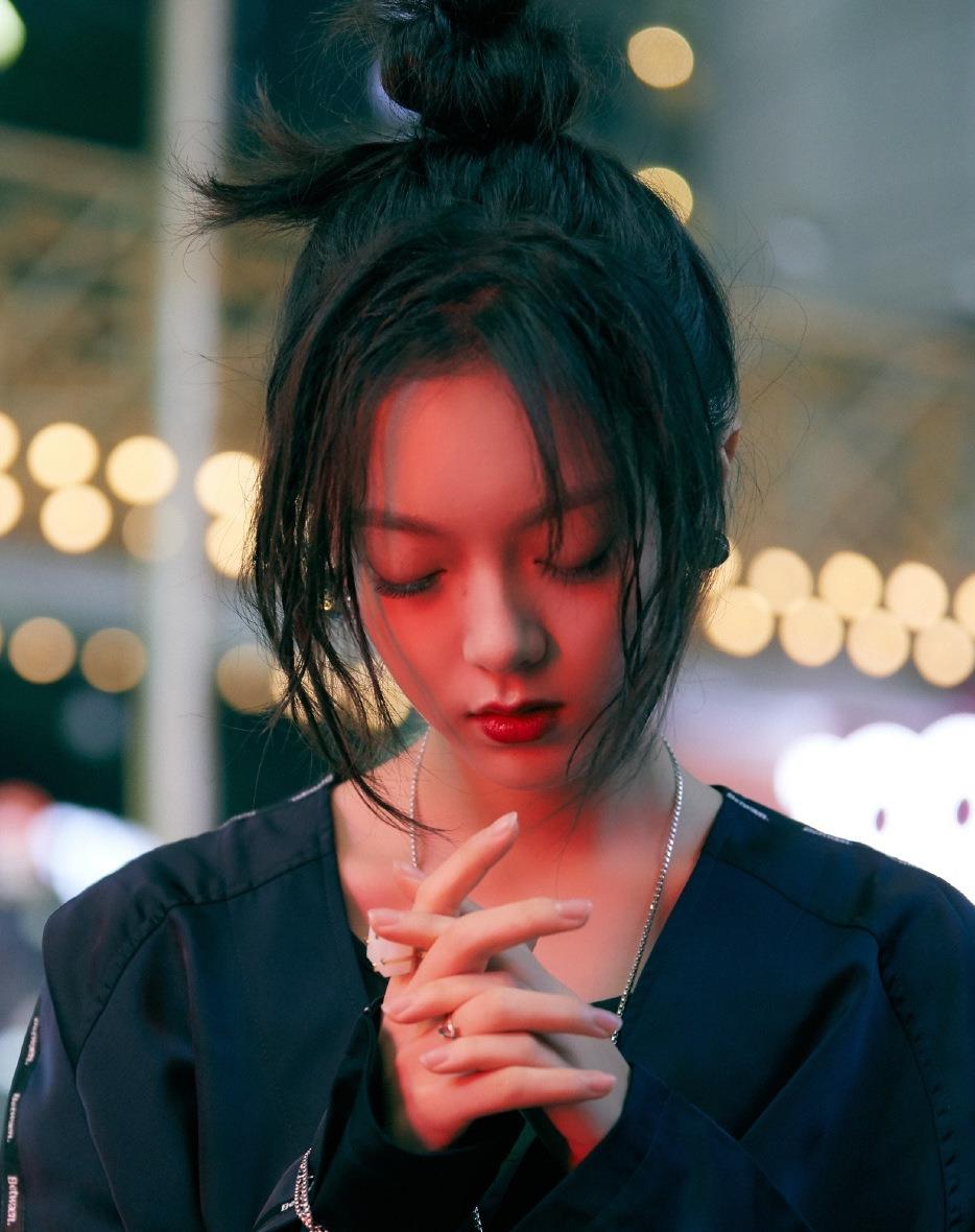 17岁赵今麦暗黑穿搭凹出了高级感，难怪会被吴亦凡认可