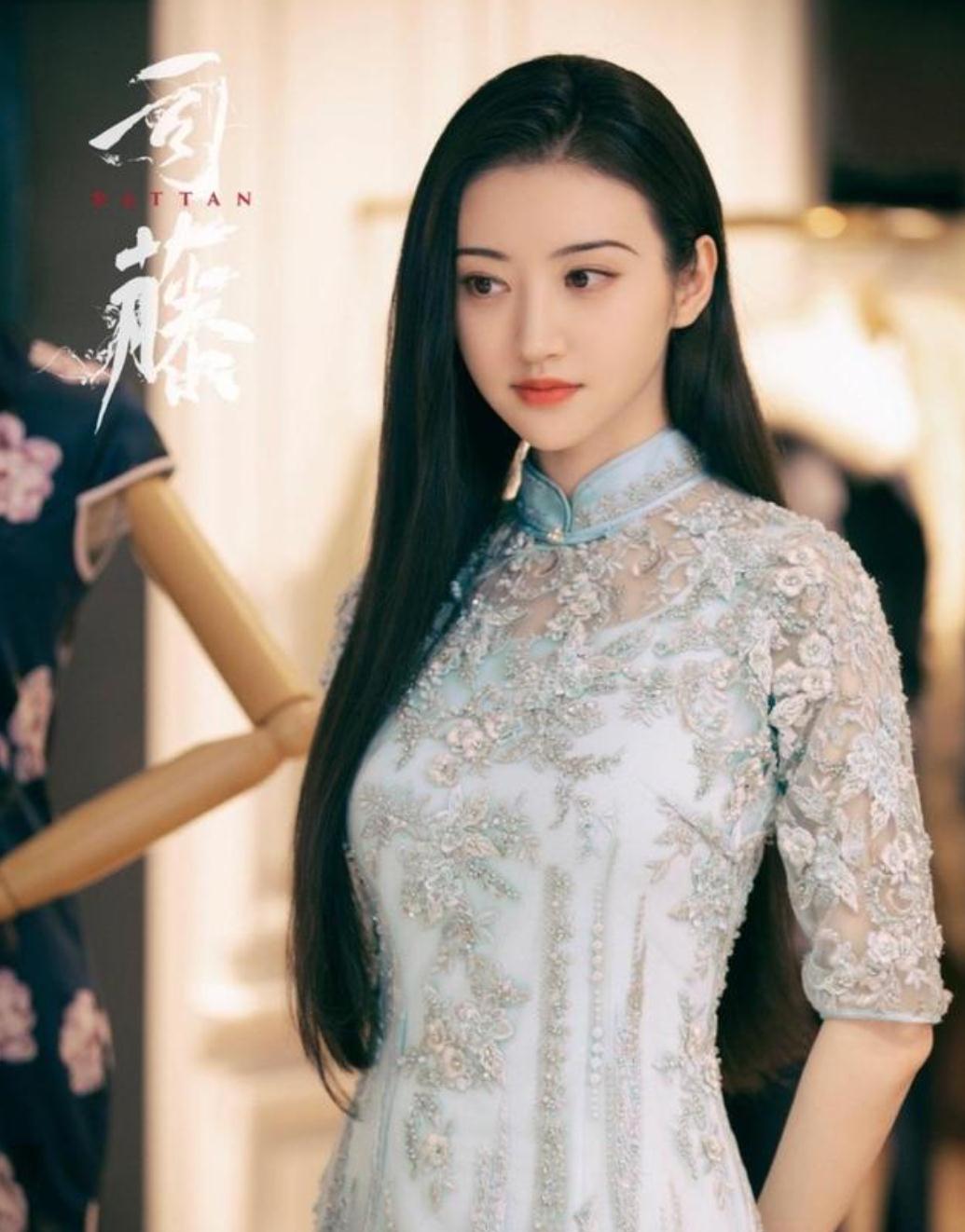 景甜穿旗袍气质婀娜多姿，骨子里透发着魅惑，身材纤细曲线玲珑