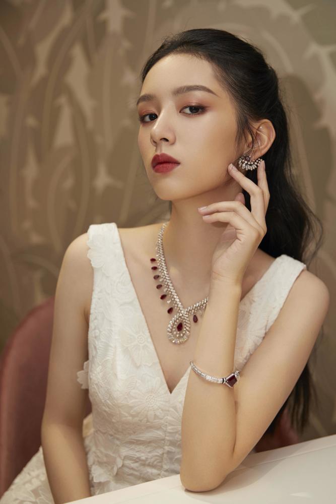 周也活动写真，绿色连衣裙配绿色眼影港风复古美女即视感