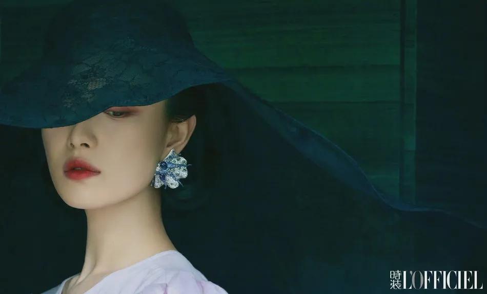 倪妮水墨眉妆容颇有古典美女风韵!她雪肤水嫩性感撩人