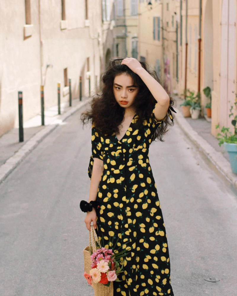 小个子女生穿衣有道!夏天裙装学这位法式博主,一键复制照着穿就好看