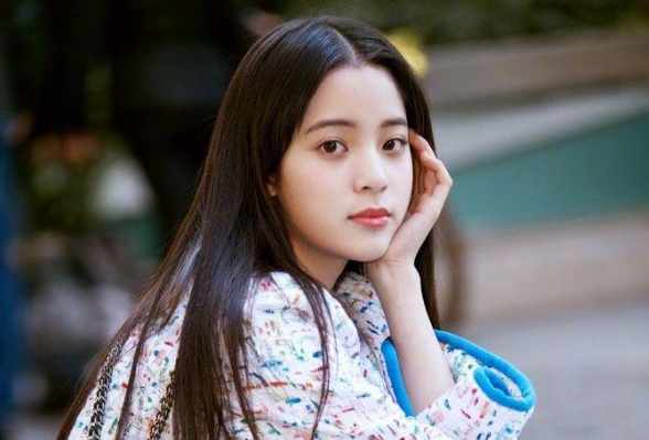欧阳娜娜小碎花吊带夏日感十足,总被黑上热搜,无所谓不在乎