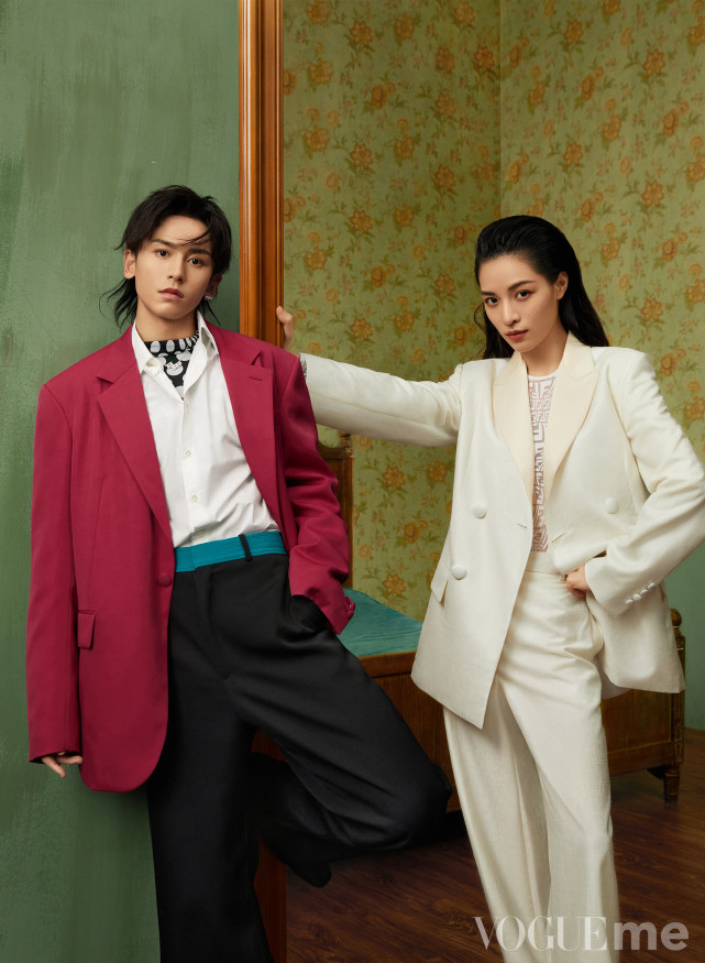 张哲瀚钟楚曦合体拍封面,男星玩侧颜杀,女星时尚感直追2位花旦