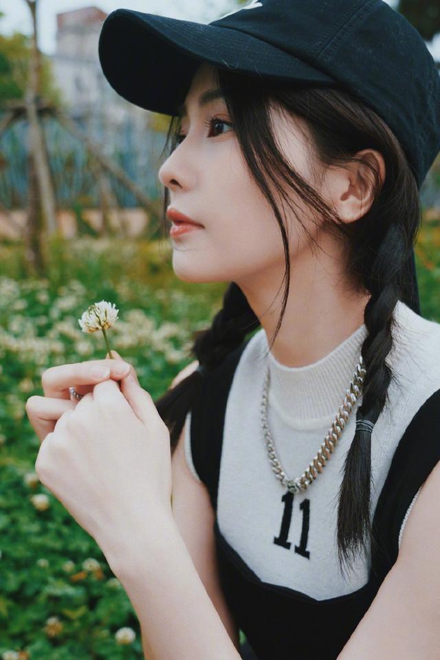 白鹿两件衣服叠穿也不忘秀蛮腰,配麻花辫太显嫩