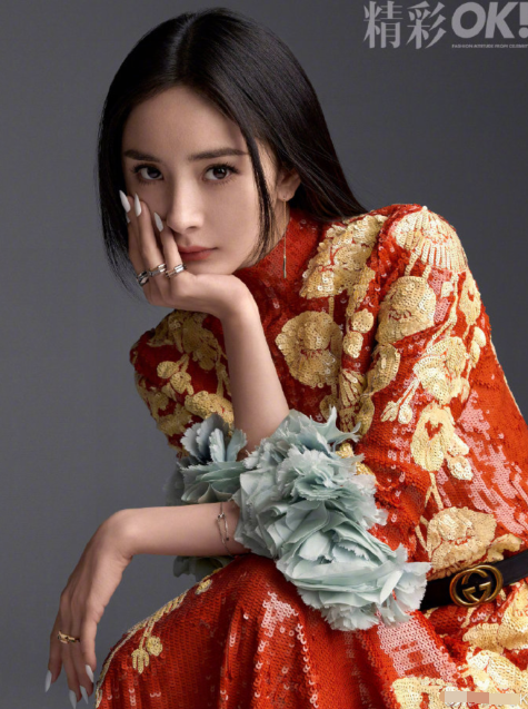 杨幂登杂志封面,红裙妩媚西装干练潇洒,黑丝美腿狂野性感