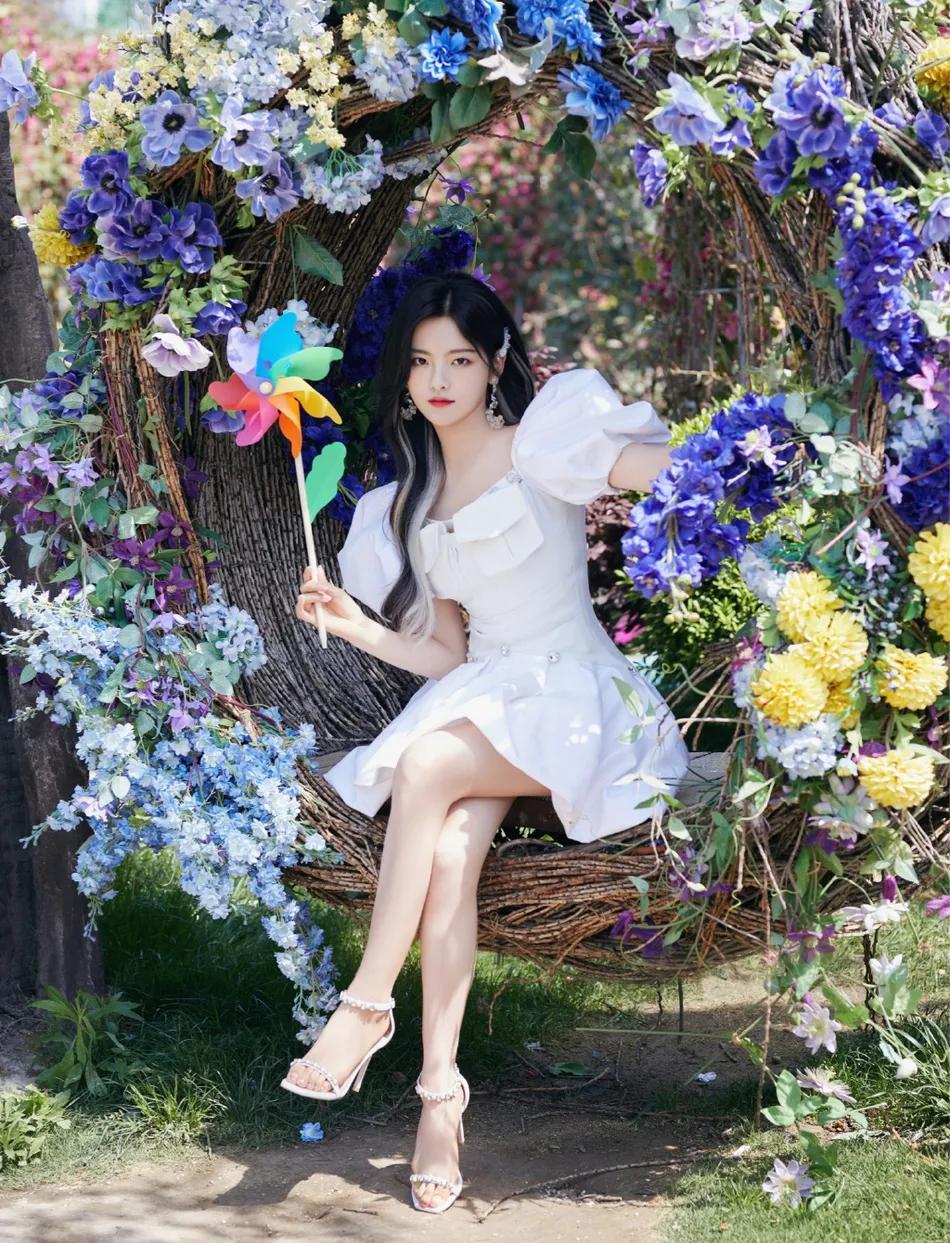 杨超越穿白裙在花丛中太甜美了!雪肤娇嫩性感靓丽