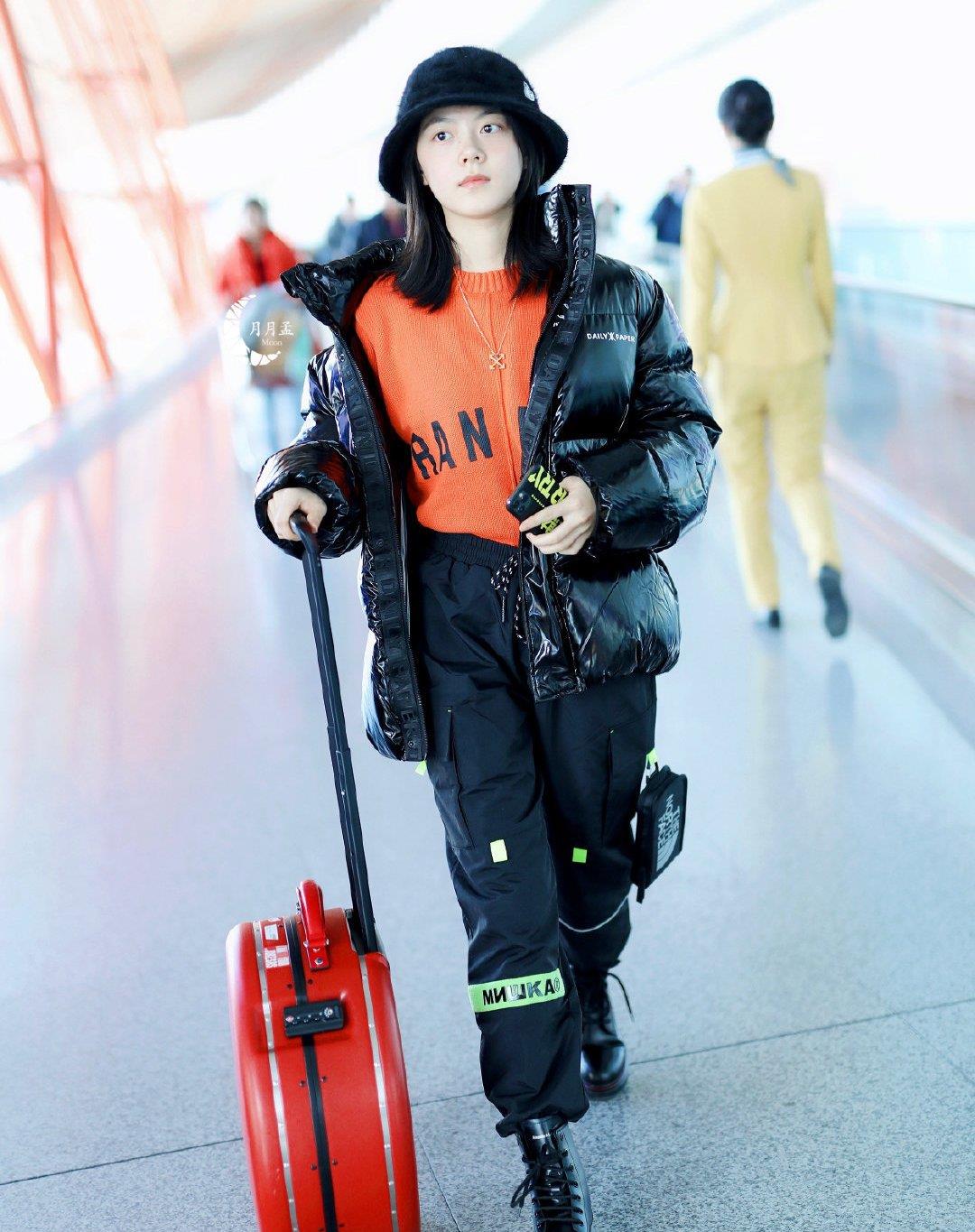 17岁赵今麦暗黑穿搭凹出了高级感，难怪会被吴亦凡认可