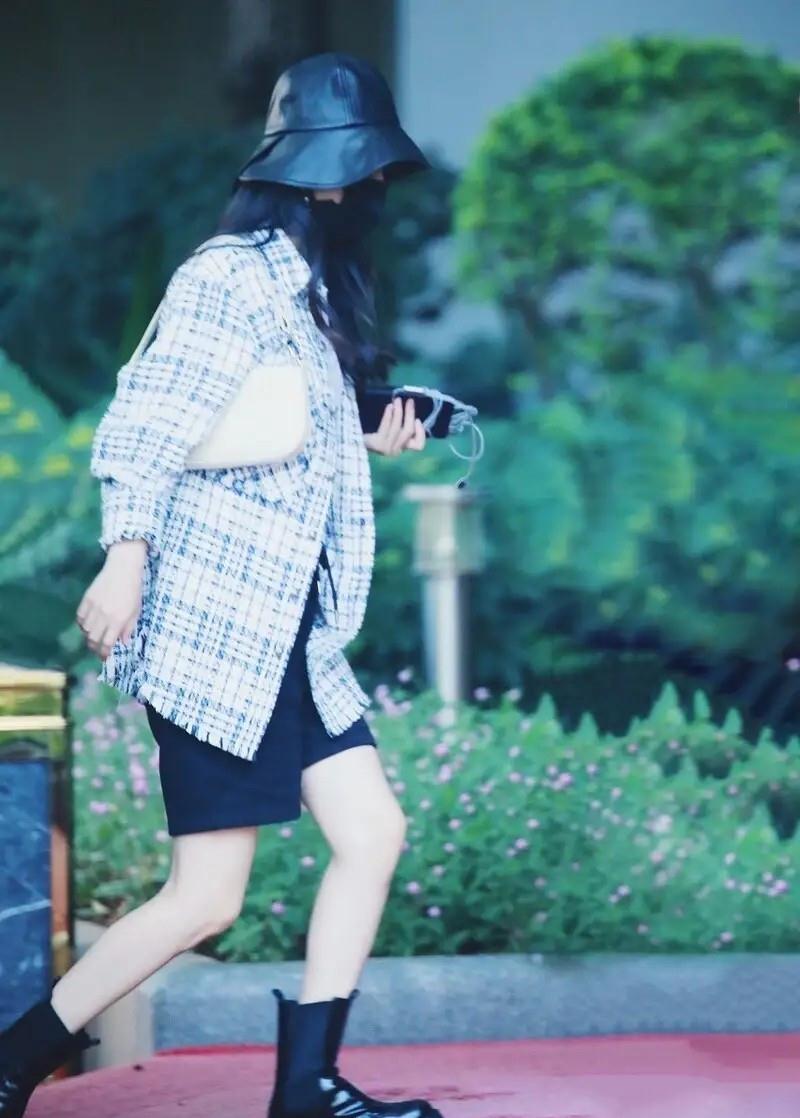 赵丽颖离婚后首晒照,穿绿色包臀裙美得不像孩子妈妈