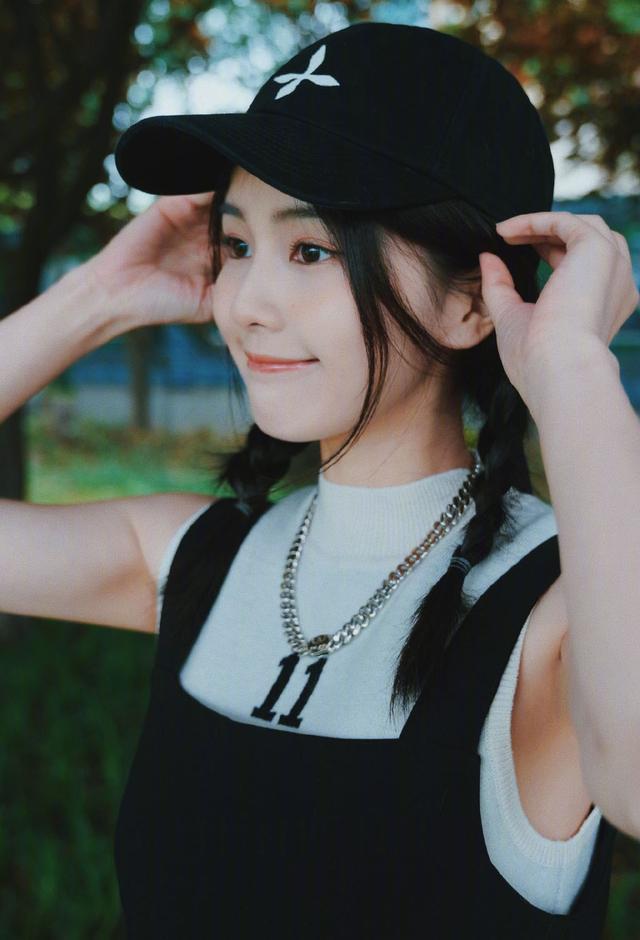 白鹿两件衣服叠穿也不忘秀蛮腰,配麻花辫太显嫩