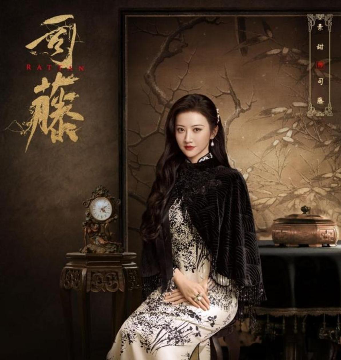 景甜穿旗袍气质婀娜多姿，骨子里透发着魅惑，身材纤细曲线玲珑