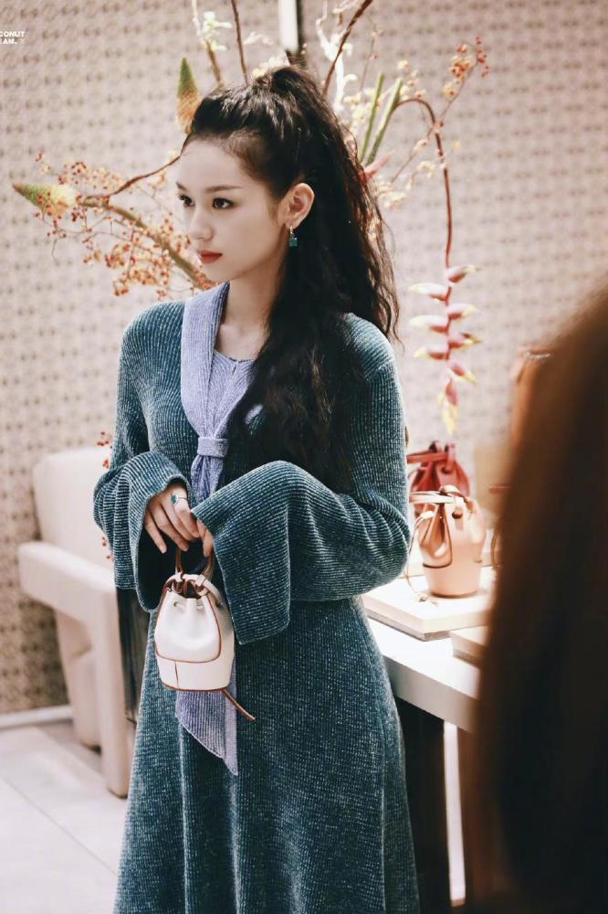 周也活动写真，绿色连衣裙配绿色眼影港风复古美女即视感