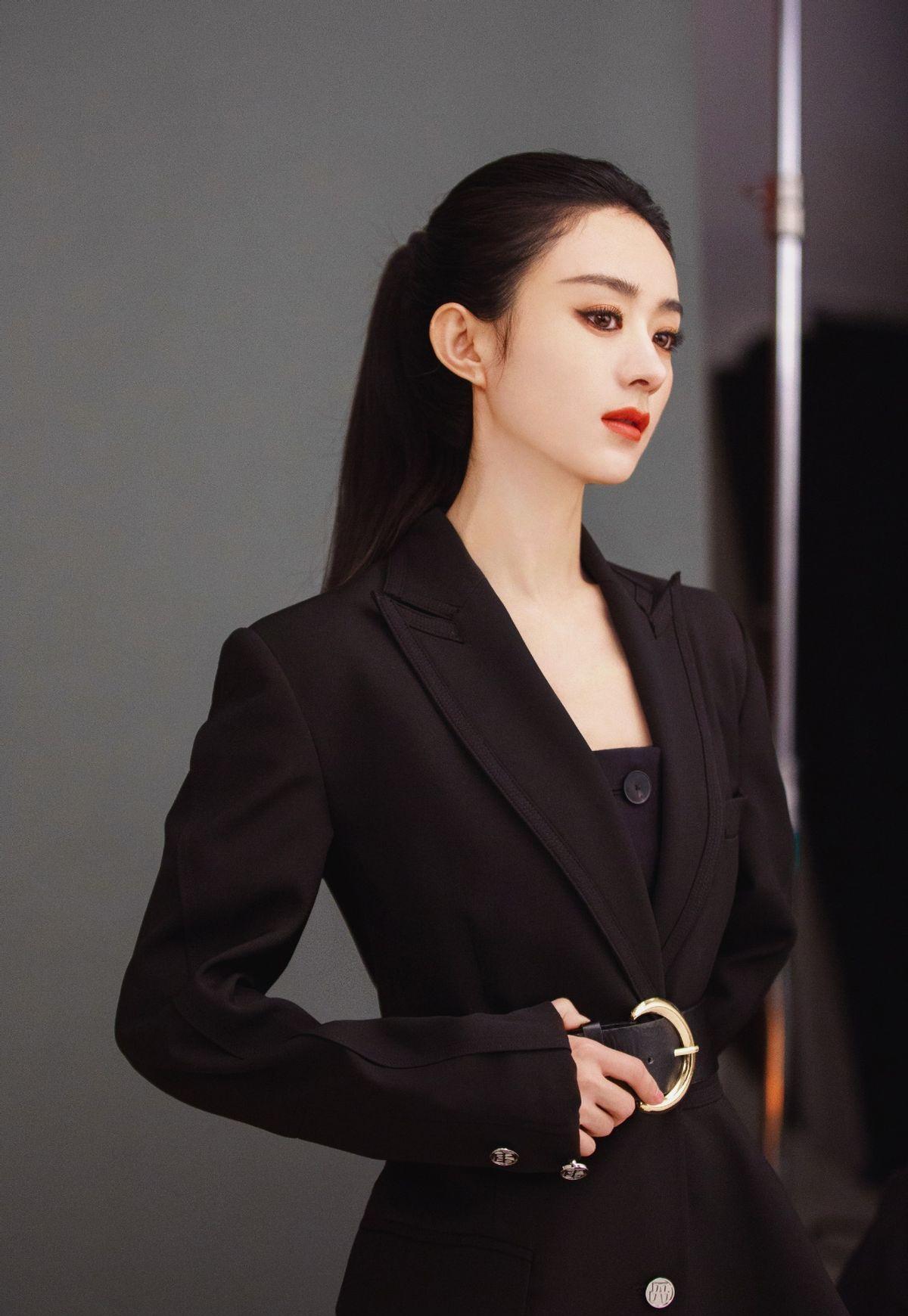 赵丽颖离婚后首晒照,穿绿色包臀裙美得不像孩子妈妈