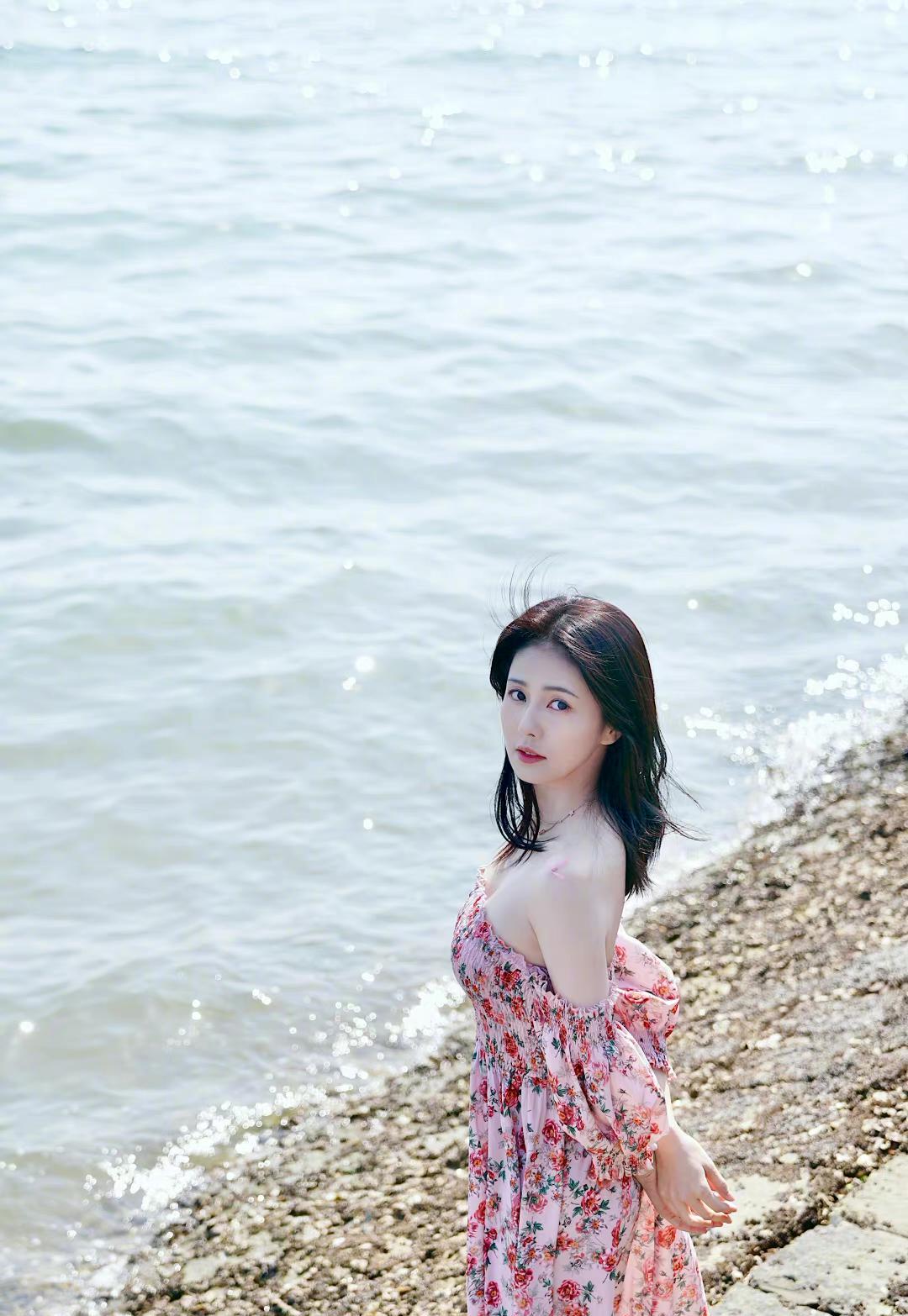 白鹿海边最新写真图片,碎花抹胸裙衬的皮肤发白,越来越好看