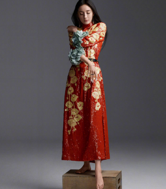 杨幂登杂志封面,红裙妩媚西装干练潇洒,黑丝美腿狂野性感