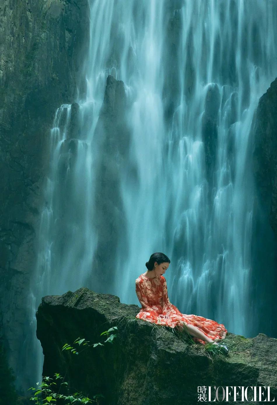 倪妮水墨眉妆容颇有古典美女风韵!她雪肤水嫩性感撩人