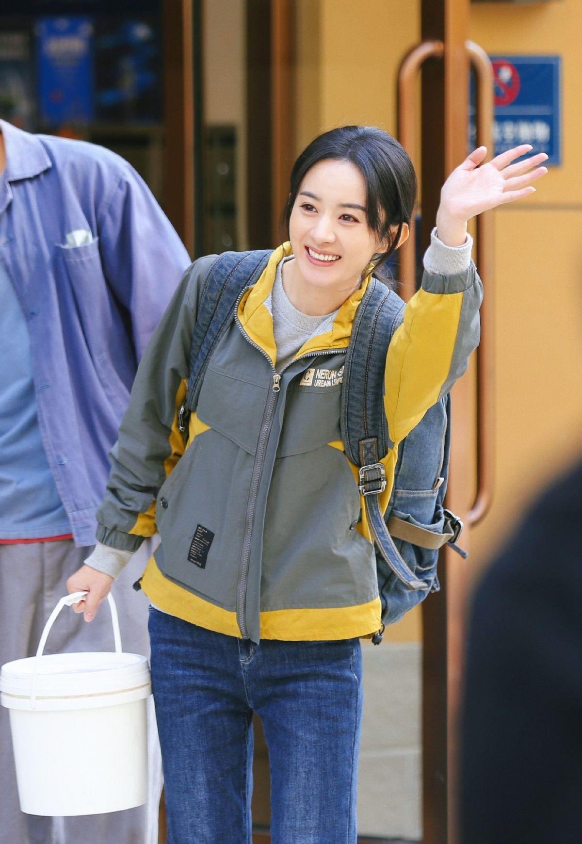 赵丽颖离婚后首晒照,穿绿色包臀裙美得不像孩子妈妈