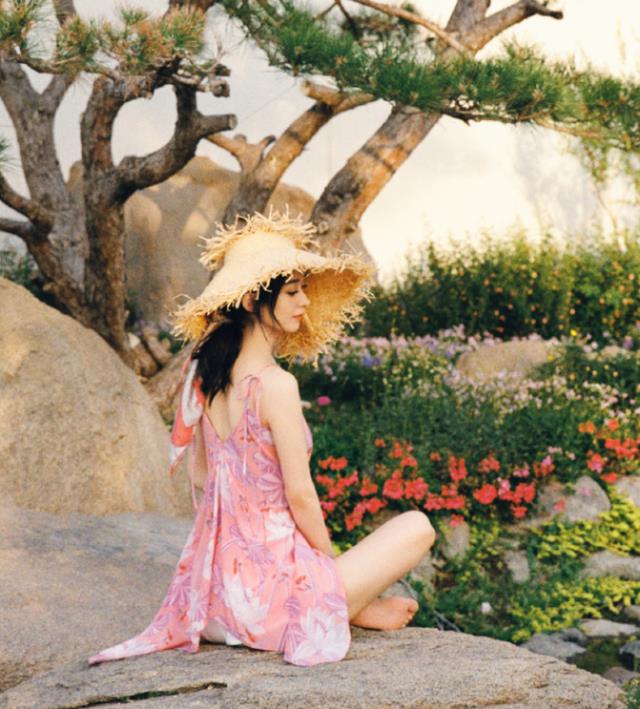 赵丽颖少女大片来袭，粉衣配草帽美成天仙