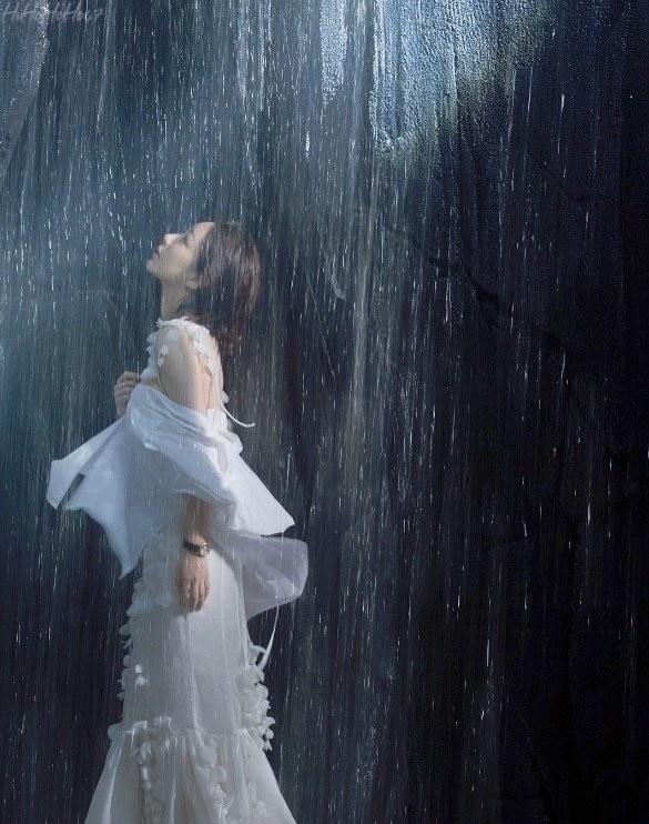 杨紫登《时尚芭莎》杂志封面,挑战妩媚成熟风秒变性感女神