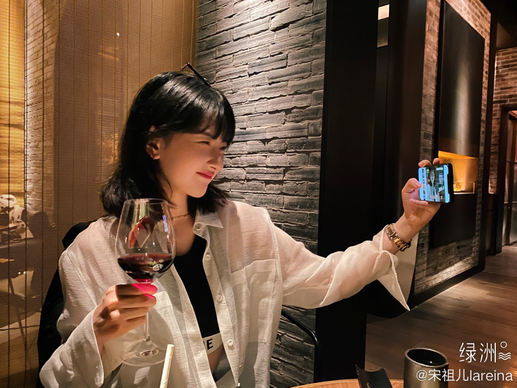 宋祖儿的穿搭简直就是小女生的模版！可纯可艳又不媚俗