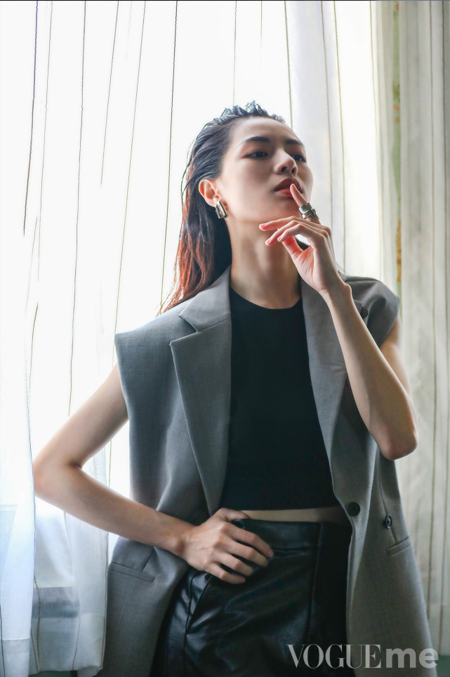 张哲瀚钟楚曦合体拍封面,男星玩侧颜杀,女星时尚感直追2位花旦