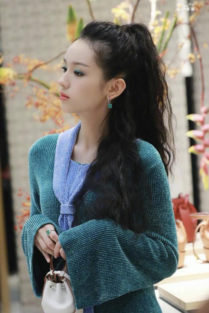 周也活动写真，绿色连衣裙配绿色眼影港风复古美女即视感