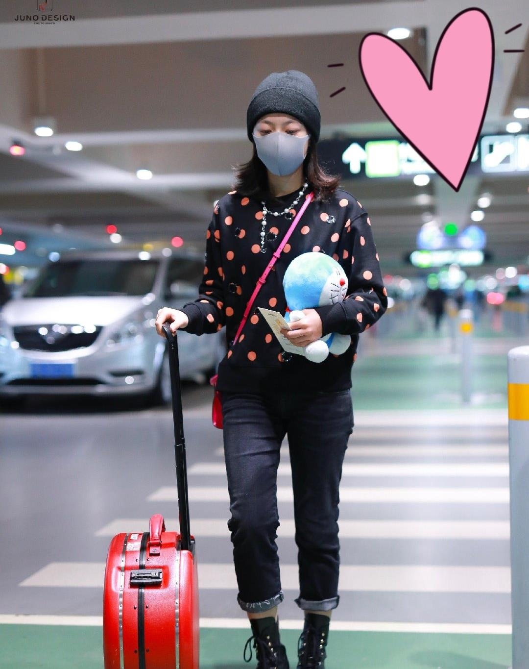 17岁赵今麦暗黑穿搭凹出了高级感，难怪会被吴亦凡认可