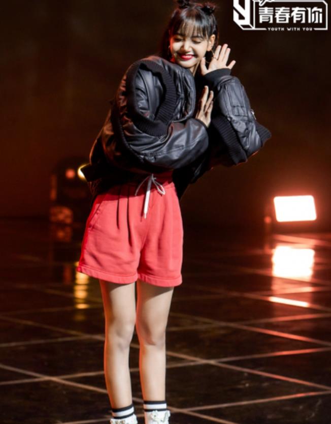 Lisa身材登热搜榜一位!获选为ANDAM评委力证在时尚界的影响力