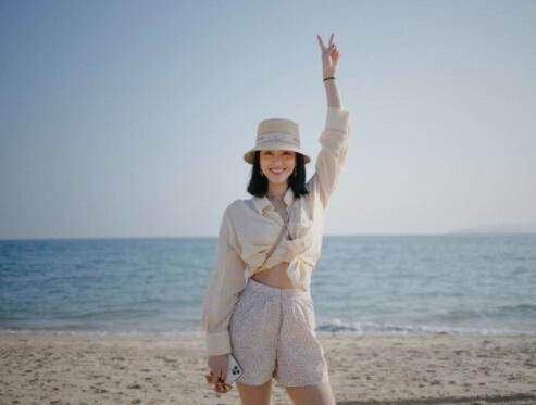杨采钰度假私服来了!这是不是你理想中的度假风?