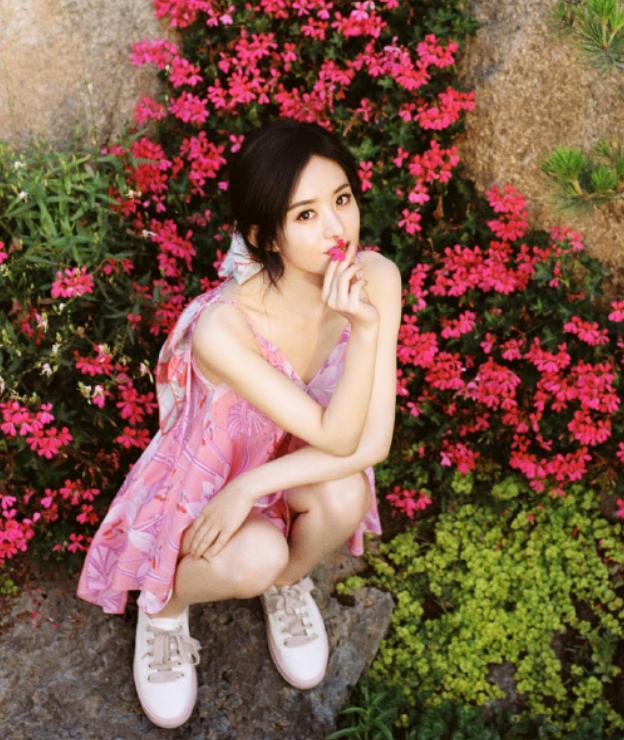 赵丽颖少女大片来袭，粉衣配草帽美成天仙