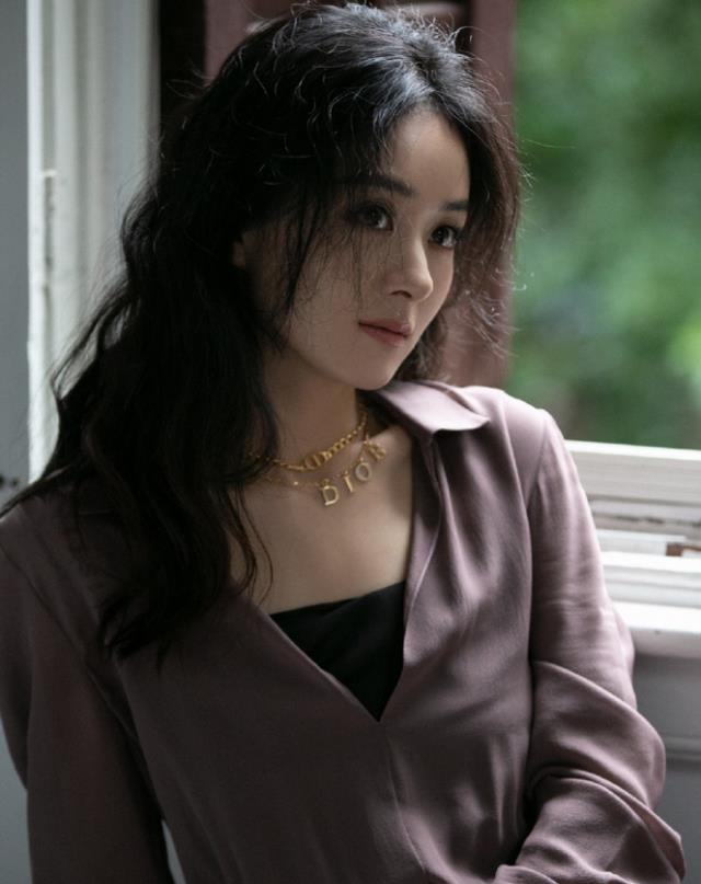 赵丽颖少女大片来袭，粉衣配草帽美成天仙