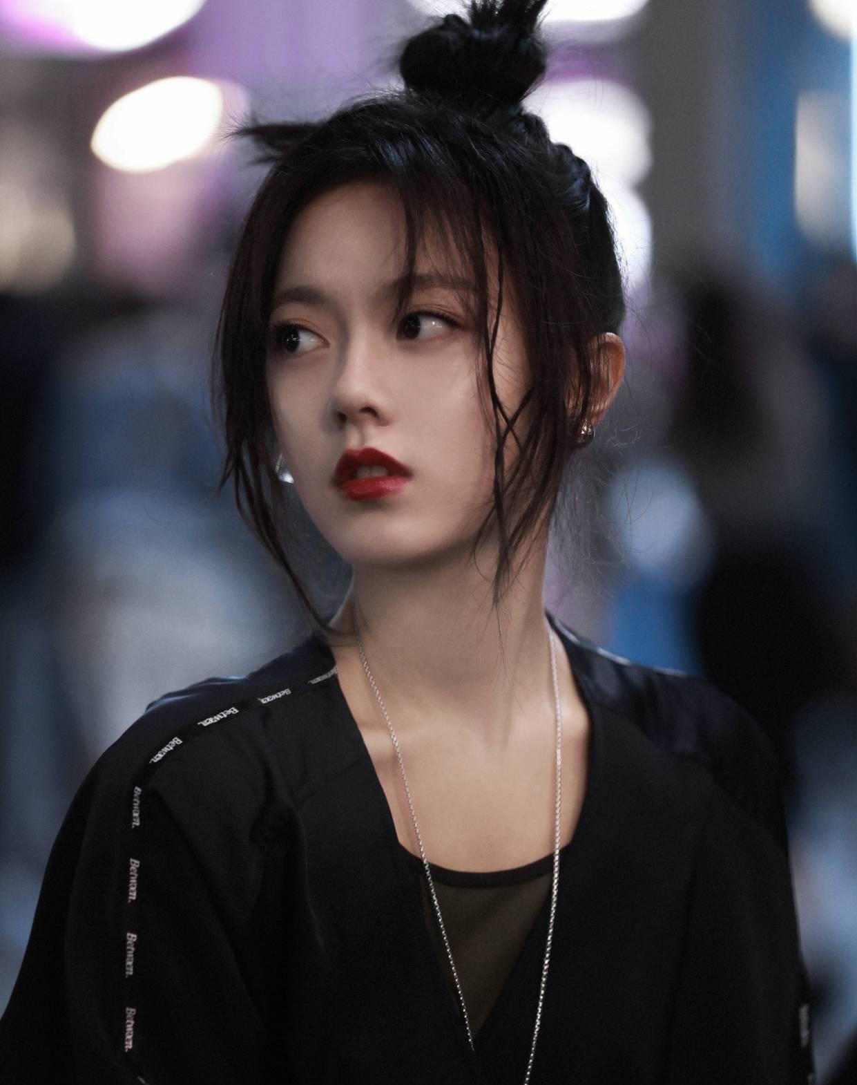 17岁赵今麦暗黑穿搭凹出了高级感，难怪会被吴亦凡认可