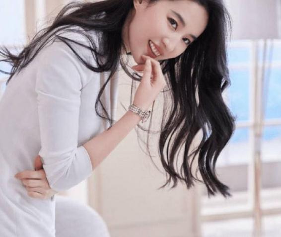 刘亦菲恋情风波后拍时尚大片,连换3套衣服梳背头似大姐大