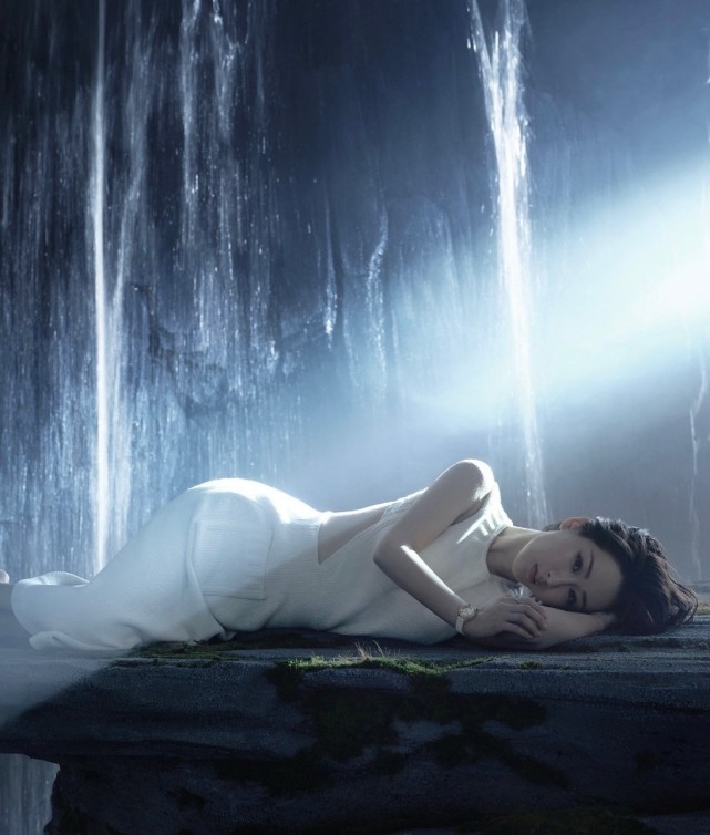 杨紫登《时尚芭莎》杂志封面,挑战妩媚成熟风秒变性感女神