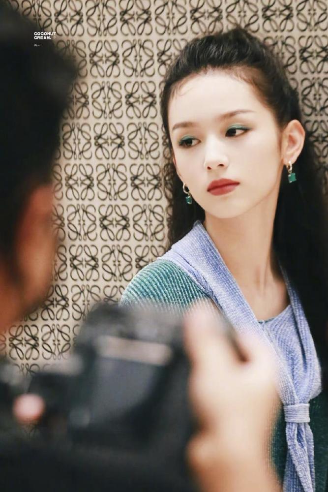 周也活动写真，绿色连衣裙配绿色眼影港风复古美女即视感