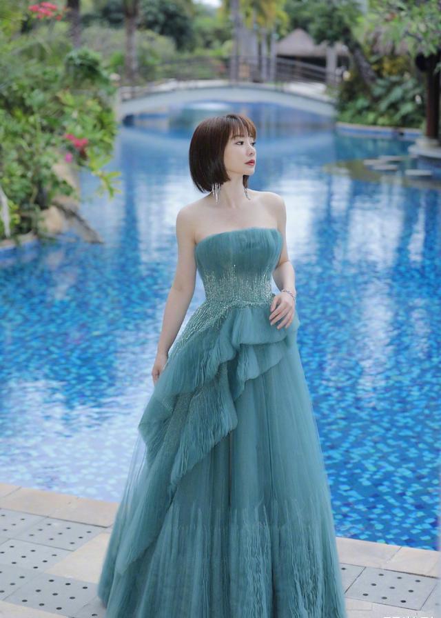 柳岩穿抹胸裙装复古高贵,还带有婉约气质