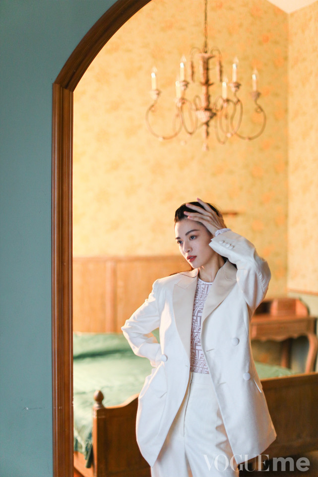 张哲瀚钟楚曦合体拍封面,男星玩侧颜杀,女星时尚感直追2位花旦