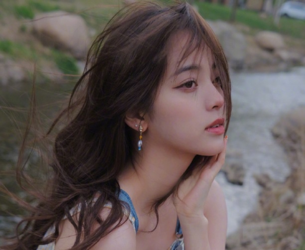 欧阳娜娜小碎花吊带夏日感十足，总被黑上热搜，无所谓不在乎